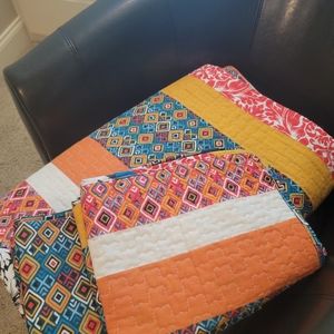Lightweight queen size quilt and 2 pillow sham set
